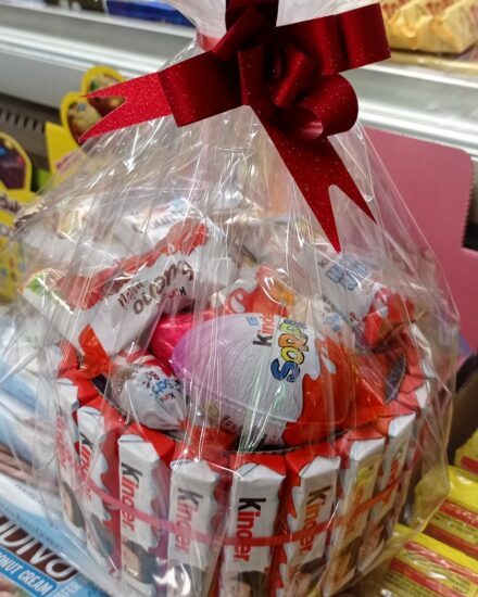 Tarta Kinder a domicilio para una cumpleañera